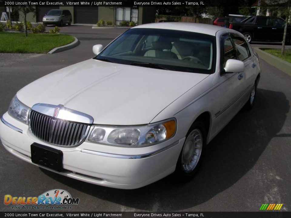 2000 Lincoln Town Car Executive Vibrant White / Light Parchment Photo #3