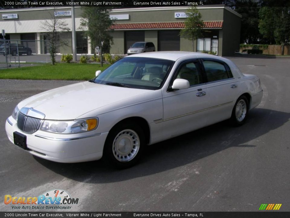 2000 Lincoln Town Car Executive Vibrant White / Light Parchment Photo #4