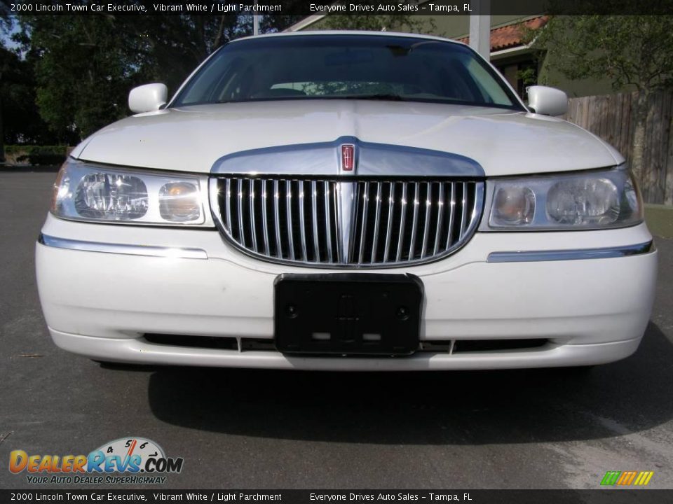 2000 Lincoln Town Car Executive Vibrant White / Light Parchment Photo #5