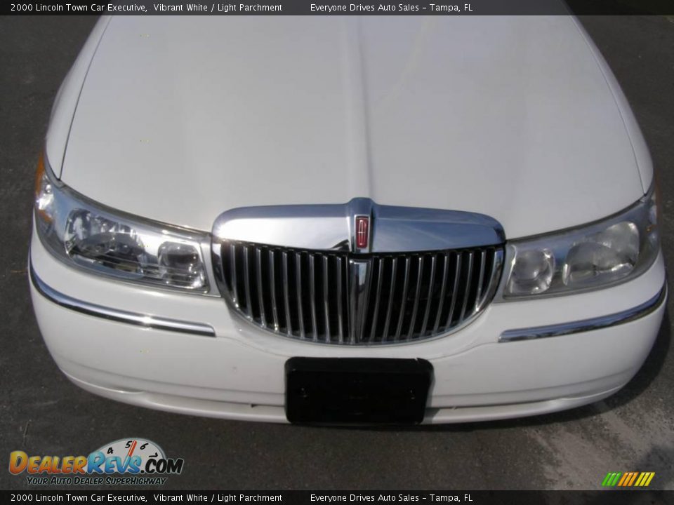 2000 Lincoln Town Car Executive Vibrant White / Light Parchment Photo #6