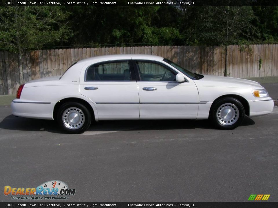 2000 Lincoln Town Car Executive Vibrant White / Light Parchment Photo #7