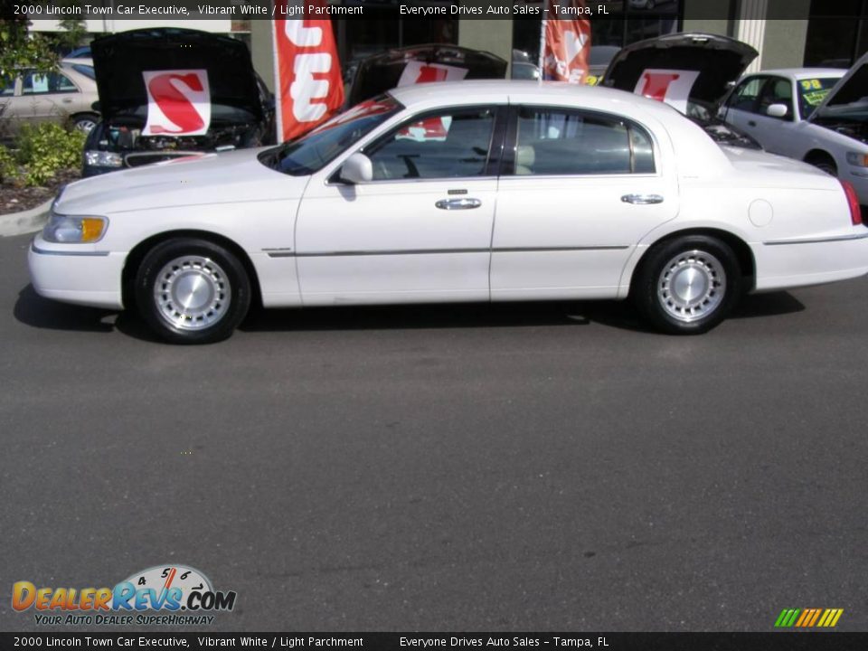 2000 Lincoln Town Car Executive Vibrant White / Light Parchment Photo #8