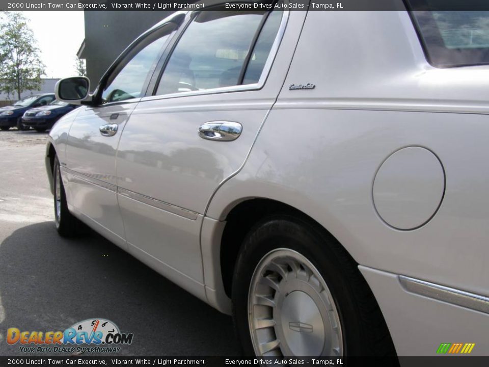 2000 Lincoln Town Car Executive Vibrant White / Light Parchment Photo #9