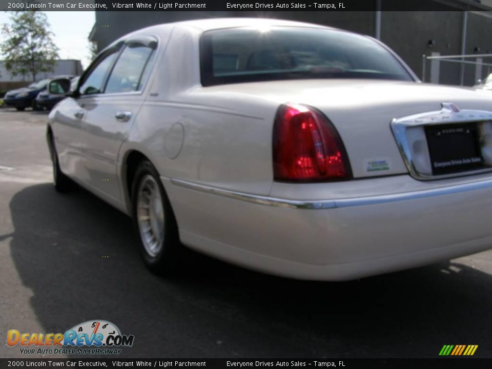 2000 Lincoln Town Car Executive Vibrant White / Light Parchment Photo #10