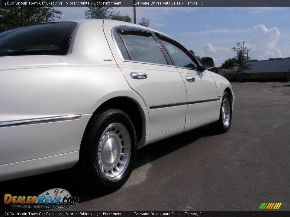2000 Lincoln Town Car Executive Vibrant White / Light Parchment Photo #11