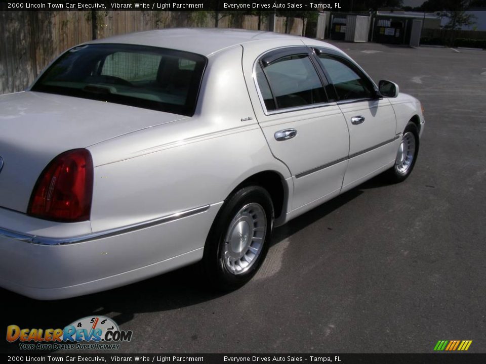 2000 Lincoln Town Car Executive Vibrant White / Light Parchment Photo #12