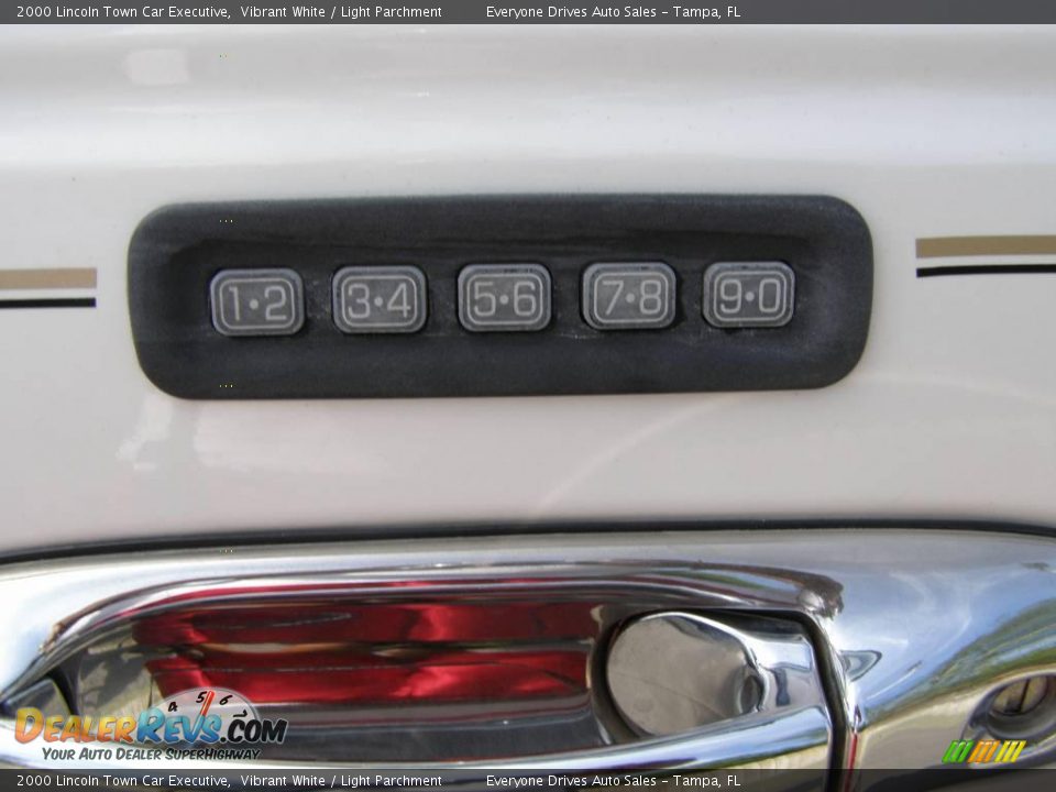 2000 Lincoln Town Car Executive Vibrant White / Light Parchment Photo #13