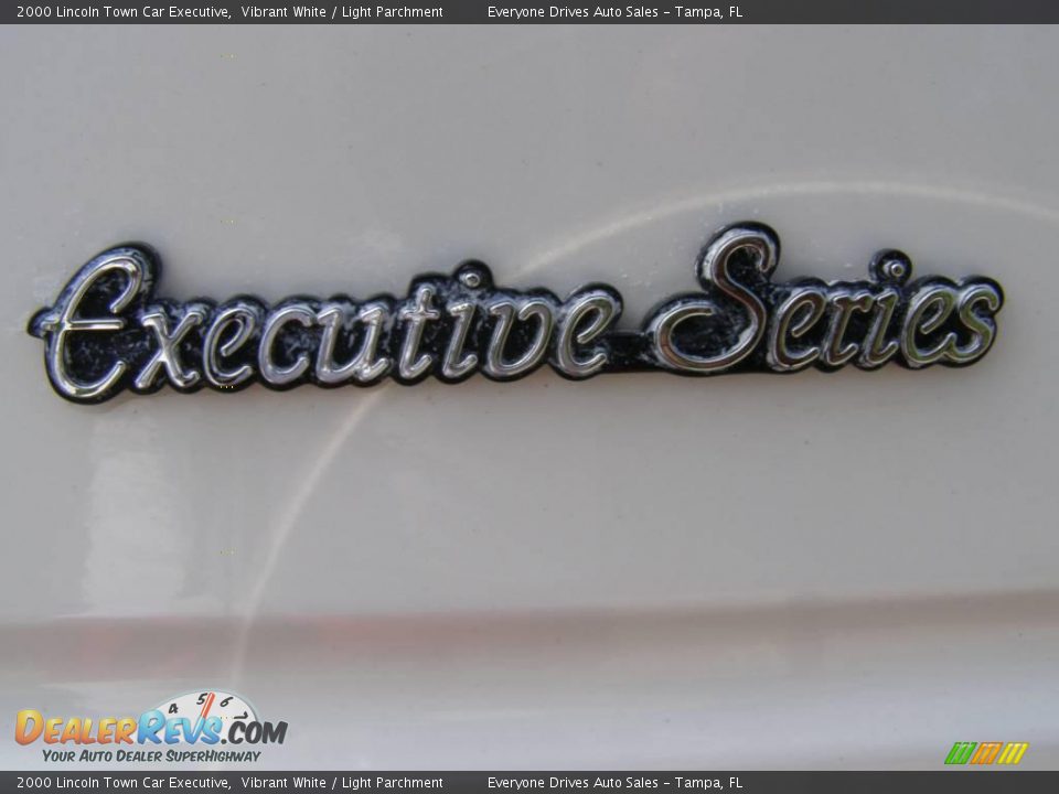 2000 Lincoln Town Car Executive Vibrant White / Light Parchment Photo #14