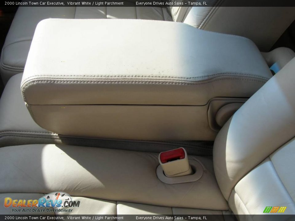 2000 Lincoln Town Car Executive Vibrant White / Light Parchment Photo #17