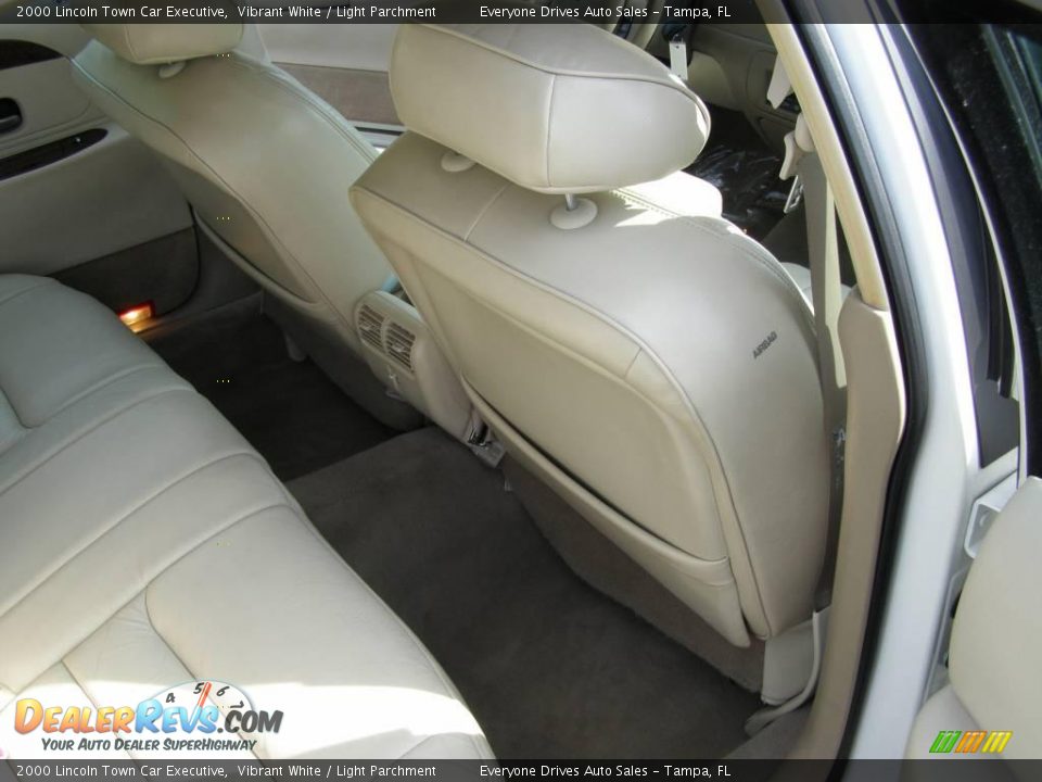 2000 Lincoln Town Car Executive Vibrant White / Light Parchment Photo #18