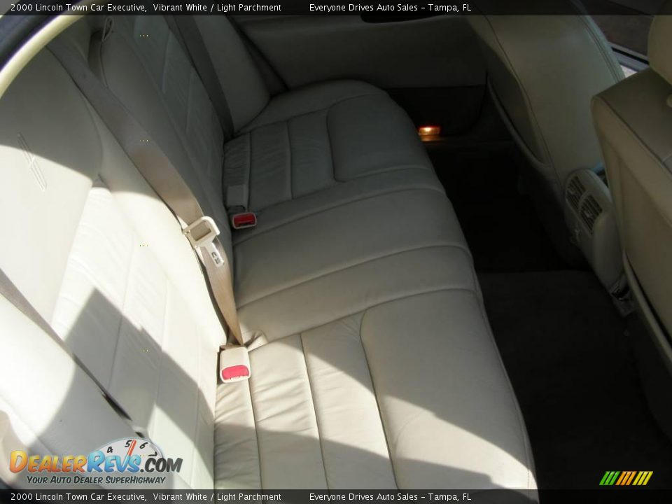 2000 Lincoln Town Car Executive Vibrant White / Light Parchment Photo #20