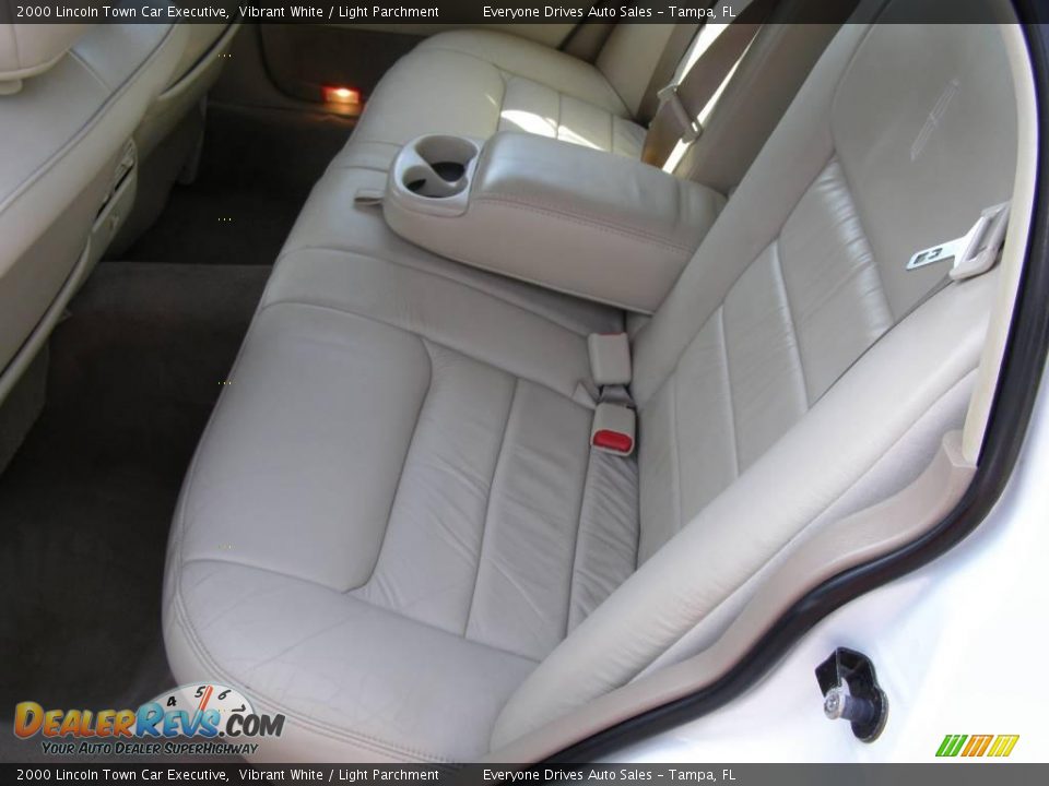 2000 Lincoln Town Car Executive Vibrant White / Light Parchment Photo #21