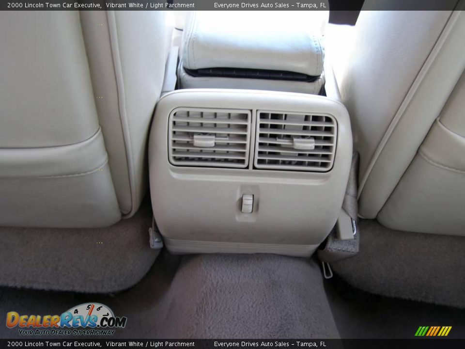 2000 Lincoln Town Car Executive Vibrant White / Light Parchment Photo #22