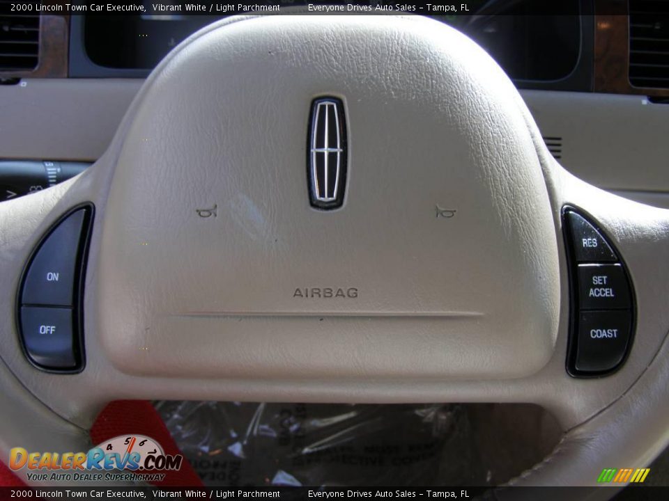 2000 Lincoln Town Car Executive Vibrant White / Light Parchment Photo #24