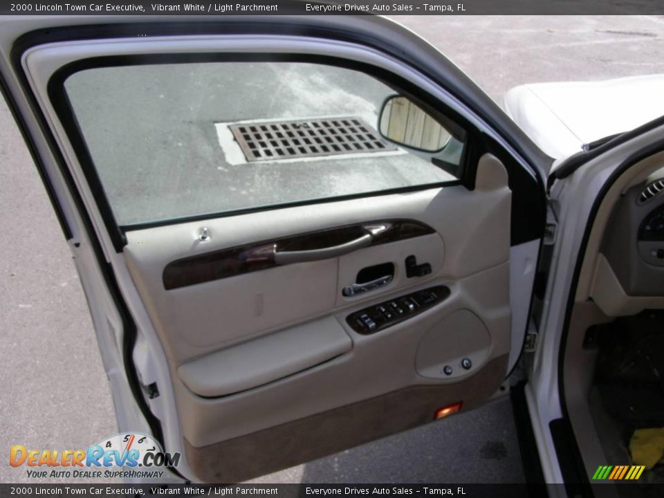 2000 Lincoln Town Car Executive Vibrant White / Light Parchment Photo #26