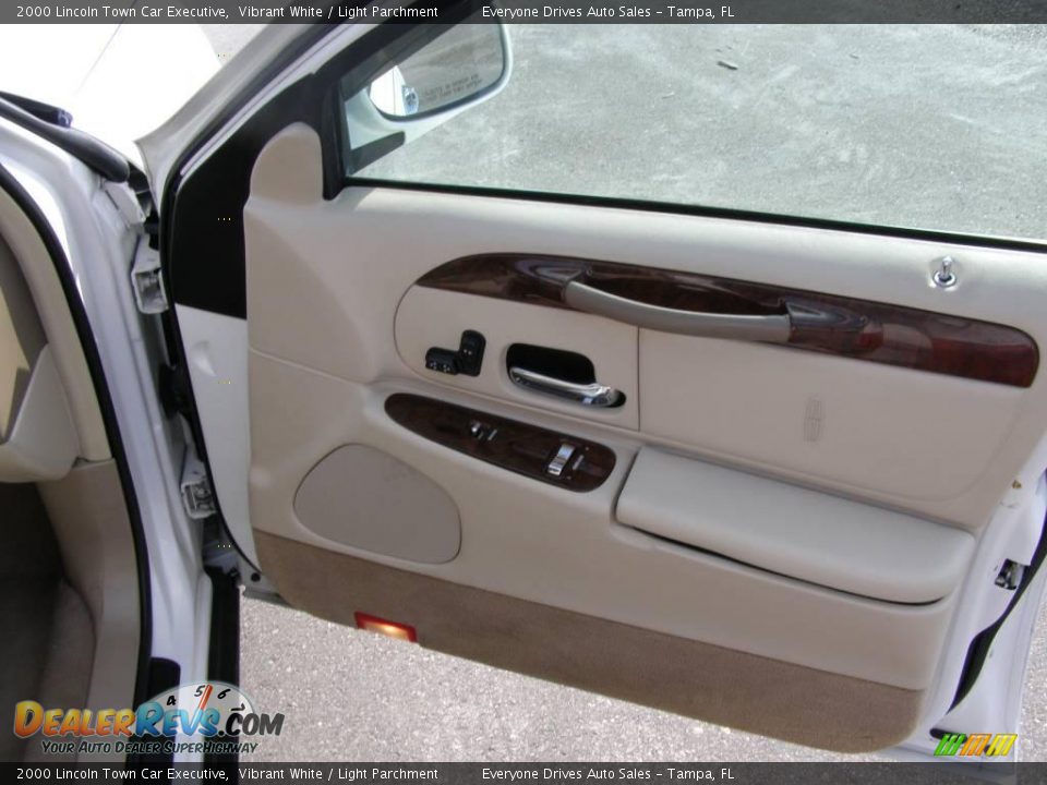 2000 Lincoln Town Car Executive Vibrant White / Light Parchment Photo #27