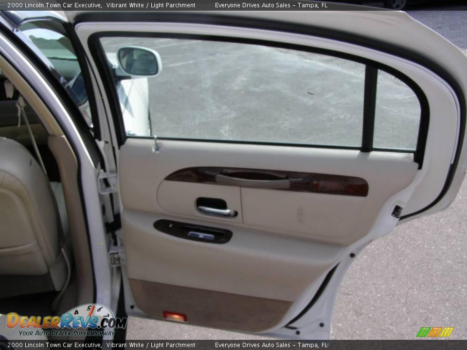 2000 Lincoln Town Car Executive Vibrant White / Light Parchment Photo #28