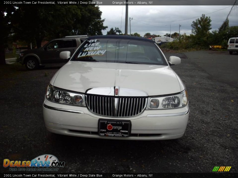 2001 Lincoln Town Car Presidential Vibrant White / Deep Slate Blue Photo #5