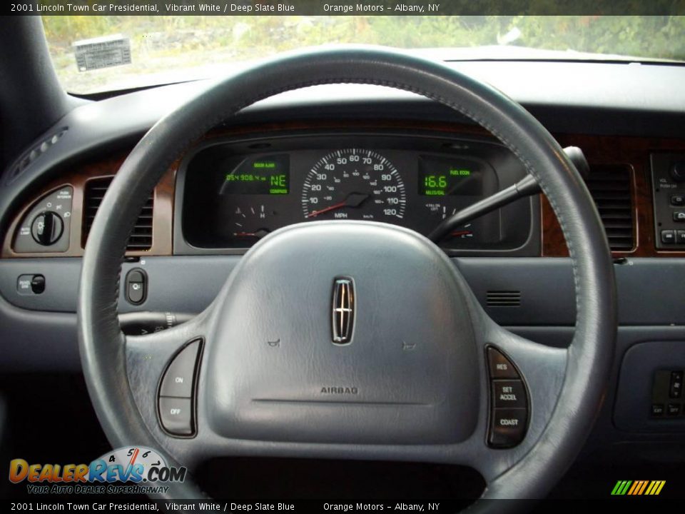 2001 Lincoln Town Car Presidential Vibrant White / Deep Slate Blue Photo #9