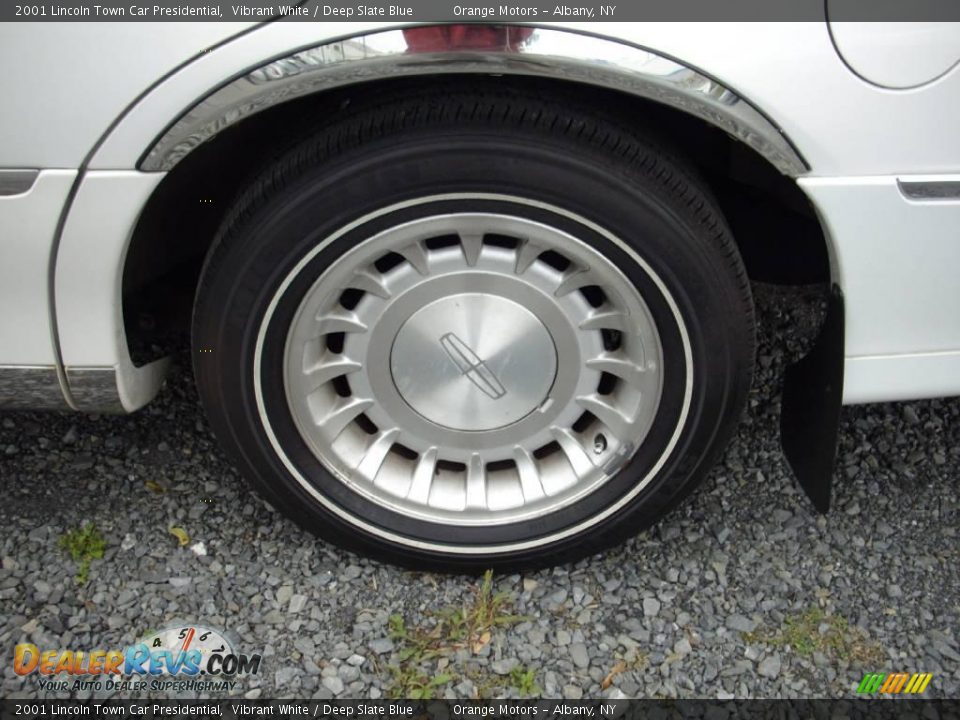 2001 Lincoln Town Car Presidential Vibrant White / Deep Slate Blue Photo #17