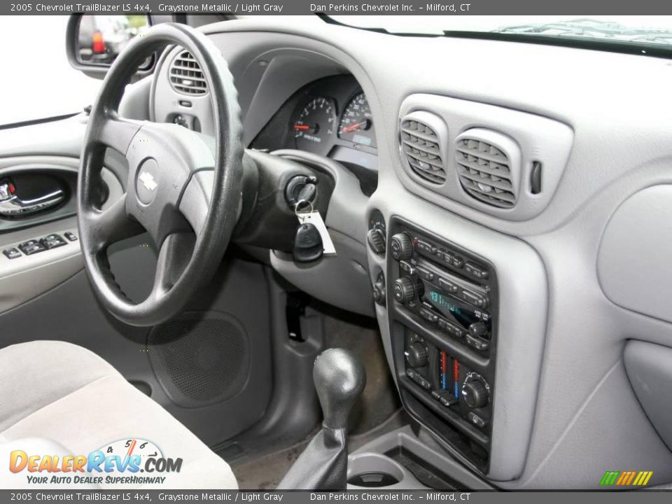 2005 Chevrolet TrailBlazer LS 4x4 Graystone Metallic / Light Gray Photo #11