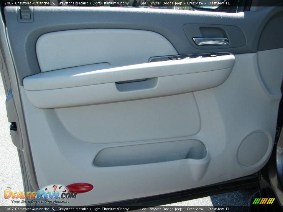 2007 Chevrolet Avalanche LS Graystone Metallic / Light Titanium/Ebony Photo #17