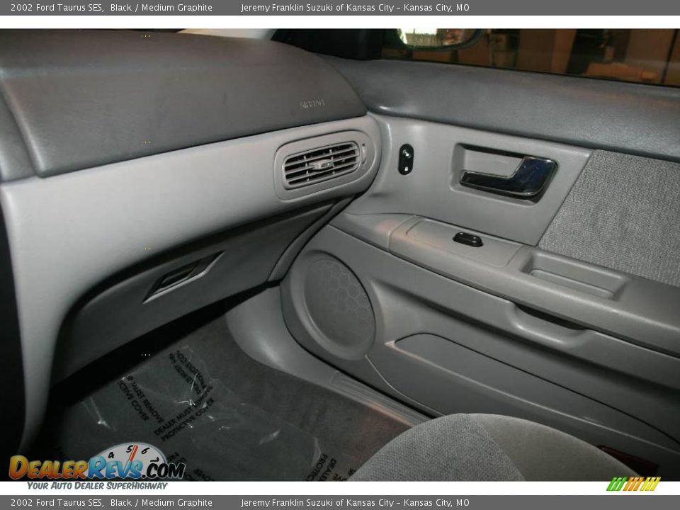 2002 Ford Taurus SES Black / Medium Graphite Photo #11