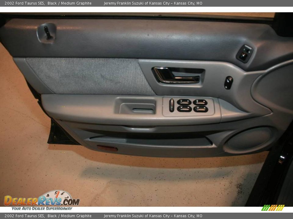 2002 Ford Taurus SES Black / Medium Graphite Photo #16