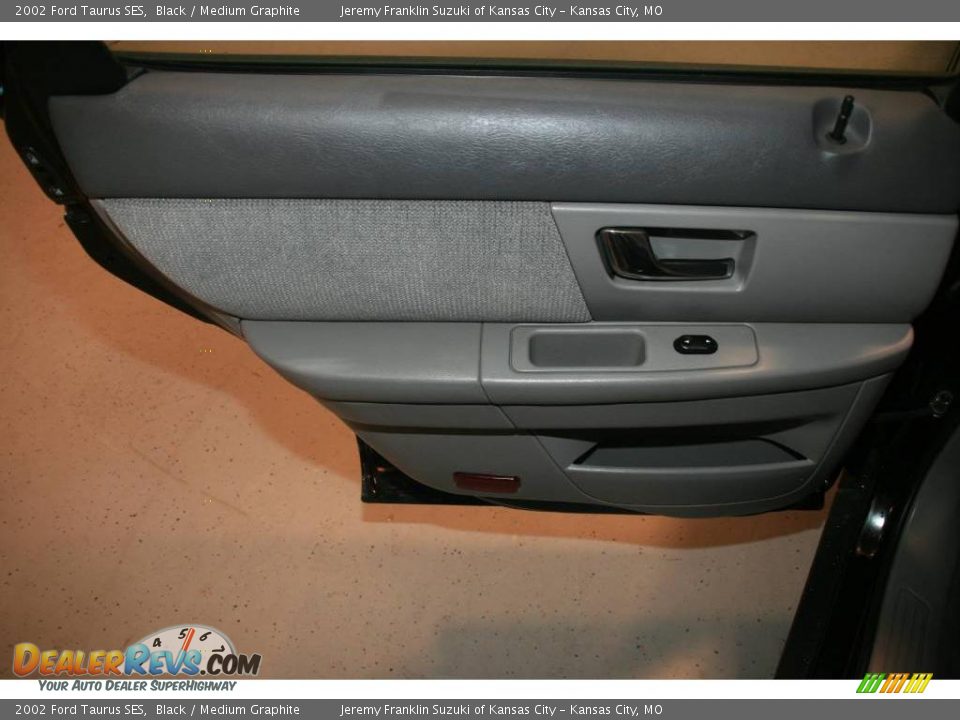 2002 Ford Taurus SES Black / Medium Graphite Photo #17