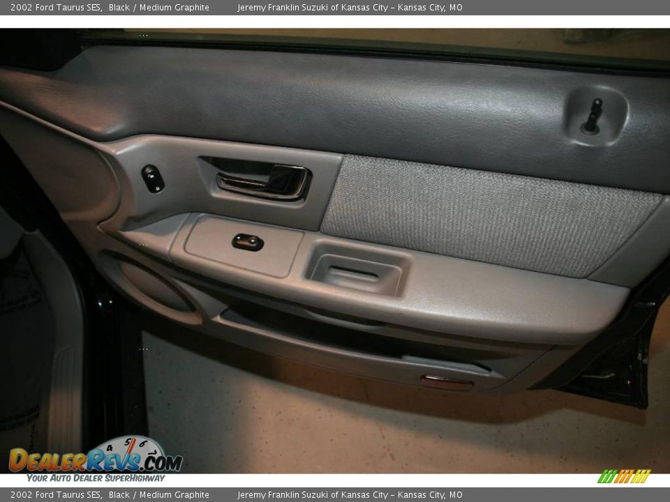 2002 Ford Taurus SES Black / Medium Graphite Photo #20