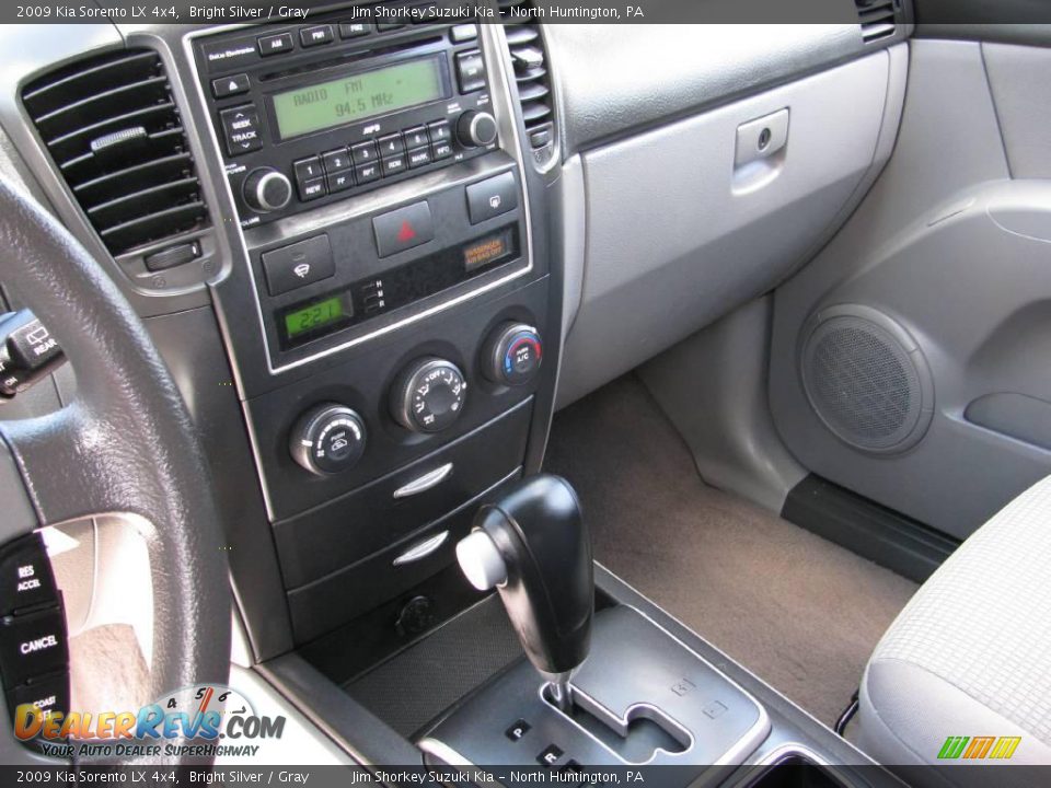 2009 Kia Sorento LX 4x4 Bright Silver / Gray Photo #11