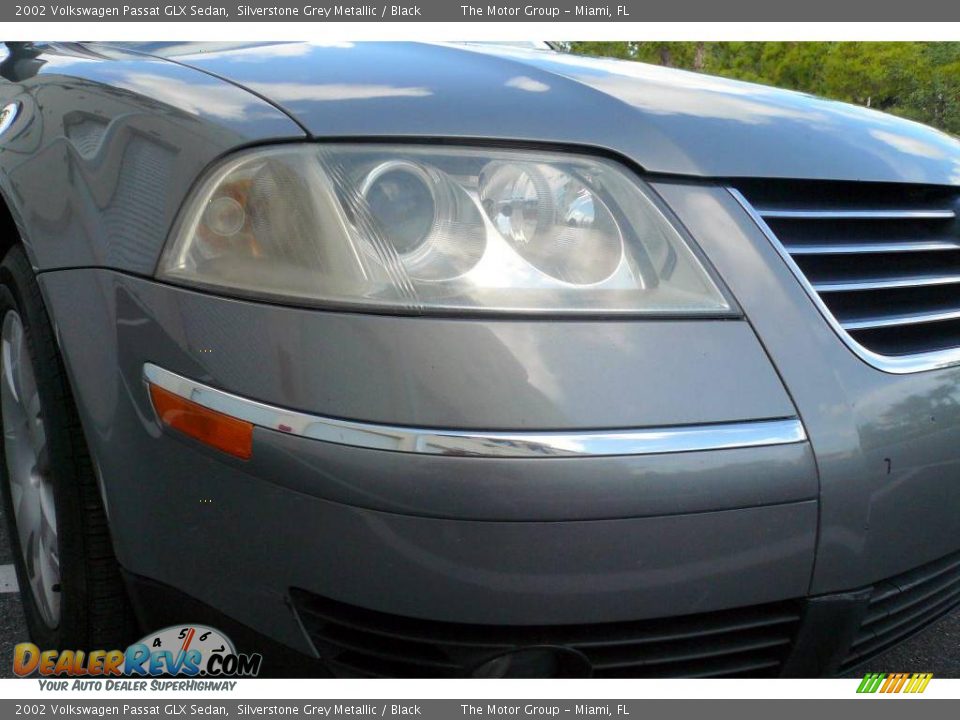 2002 Volkswagen Passat GLX Sedan Silverstone Grey Metallic / Black Photo #17