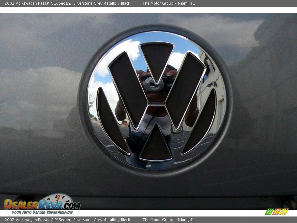 2002 Volkswagen Passat GLX Sedan Silverstone Grey Metallic / Black Photo #28