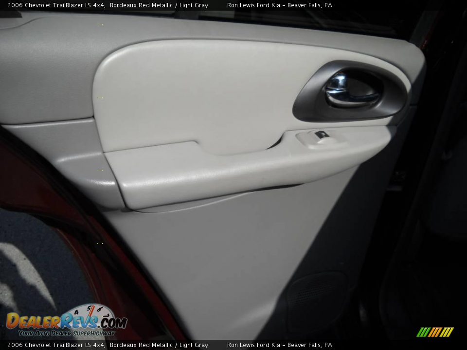 2006 Chevrolet TrailBlazer LS 4x4 Bordeaux Red Metallic / Light Gray Photo #10