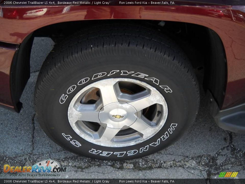 2006 Chevrolet TrailBlazer LS 4x4 Bordeaux Red Metallic / Light Gray Photo #16