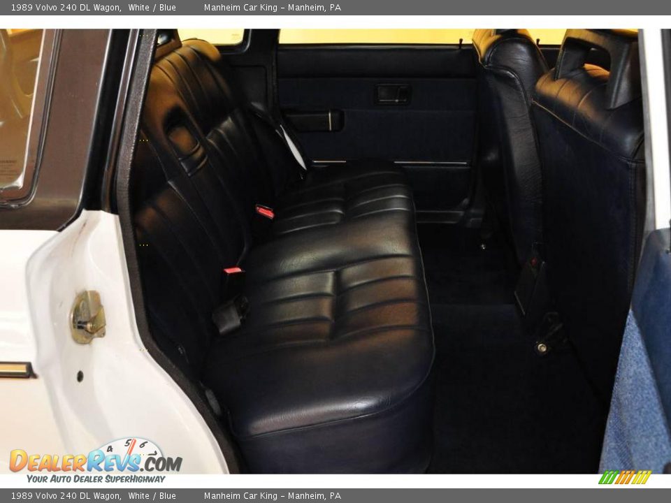 1989 Volvo 240 DL Wagon White / Blue Photo #15