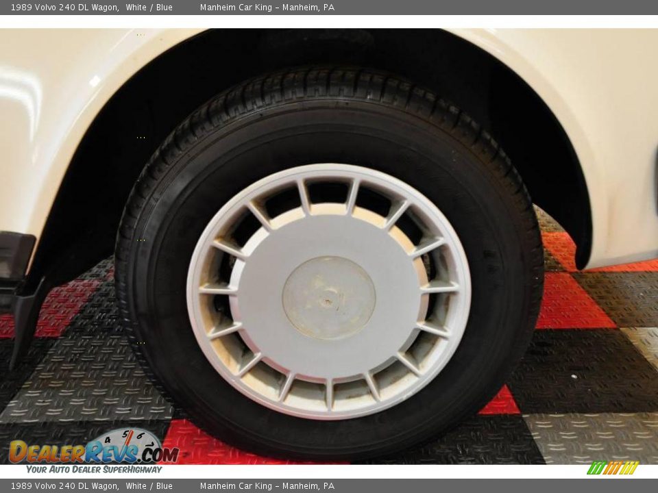 1989 Volvo 240 DL Wagon White / Blue Photo #17