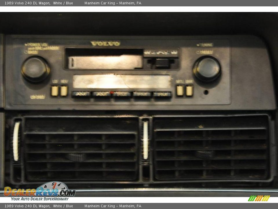 1989 Volvo 240 DL Wagon White / Blue Photo #19