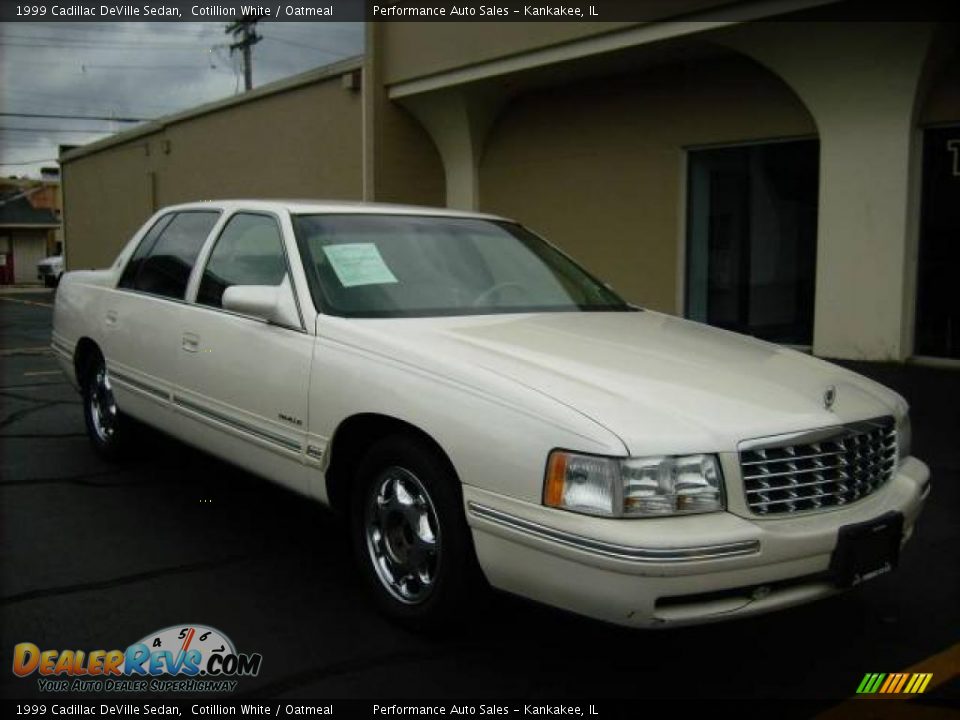 1999 Cadillac DeVille Sedan Cotillion White / Oatmeal Photo #2