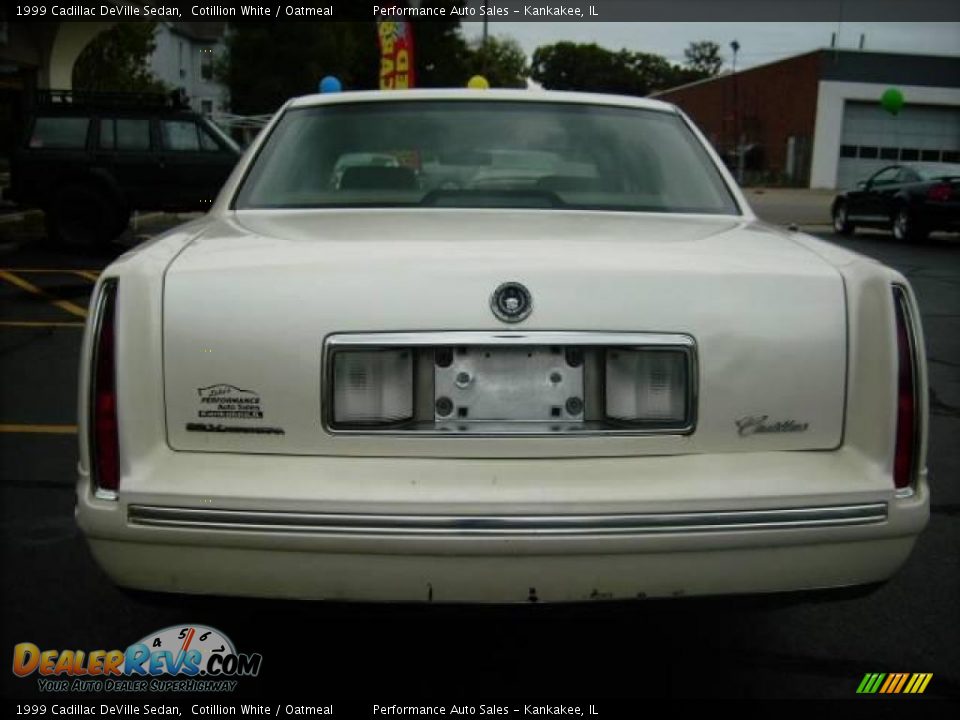 1999 Cadillac DeVille Sedan Cotillion White / Oatmeal Photo #5