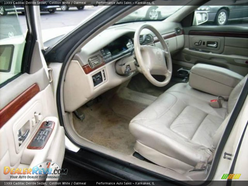 1999 Cadillac DeVille Sedan Cotillion White / Oatmeal Photo #9