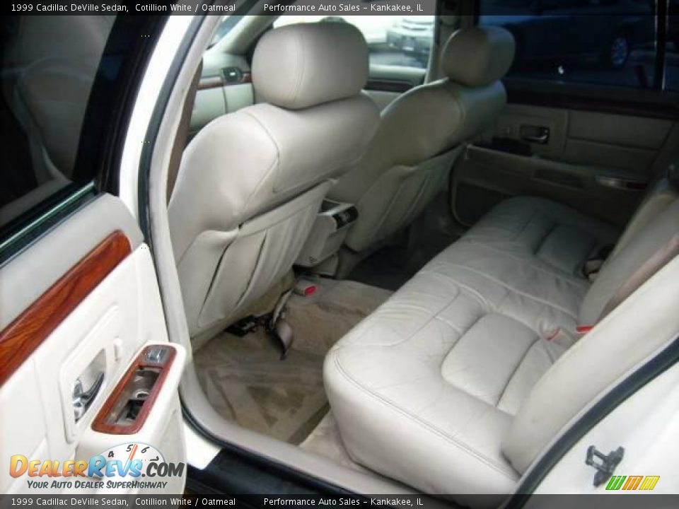 1999 Cadillac DeVille Sedan Cotillion White / Oatmeal Photo #10