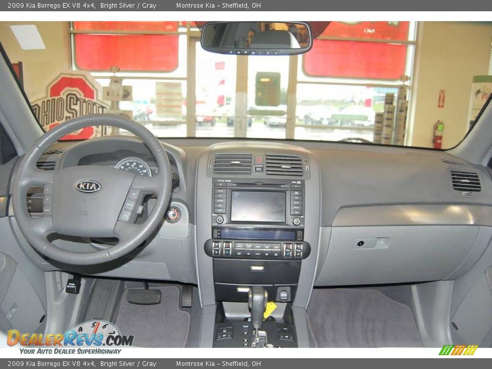 2009 Kia Borrego EX V8 4x4 Bright Silver / Gray Photo #10