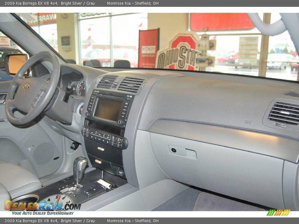 2009 Kia Borrego EX V8 4x4 Bright Silver / Gray Photo #12