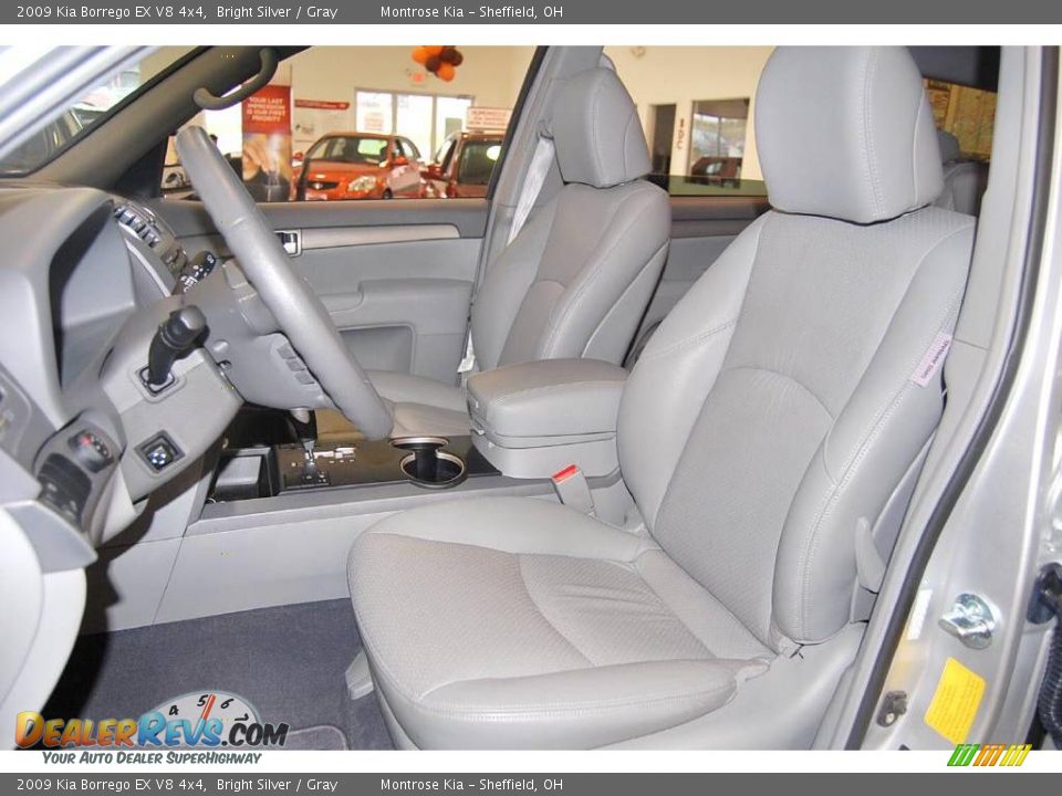 2009 Kia Borrego EX V8 4x4 Bright Silver / Gray Photo #13