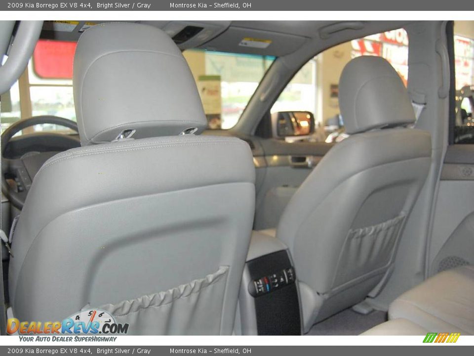 2009 Kia Borrego EX V8 4x4 Bright Silver / Gray Photo #14