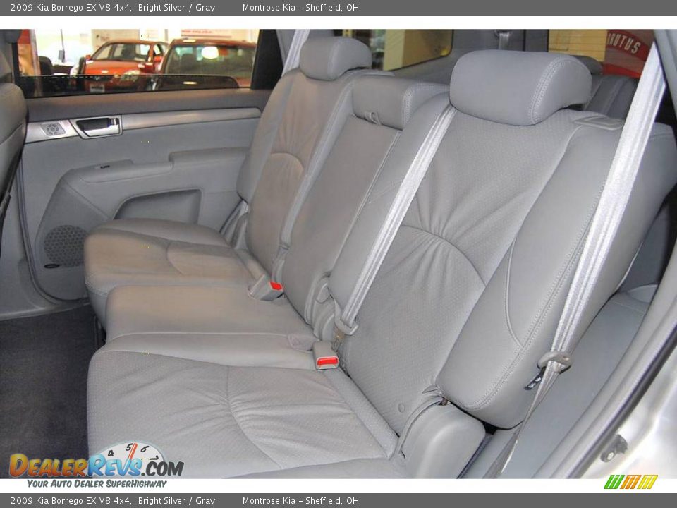 2009 Kia Borrego EX V8 4x4 Bright Silver / Gray Photo #15