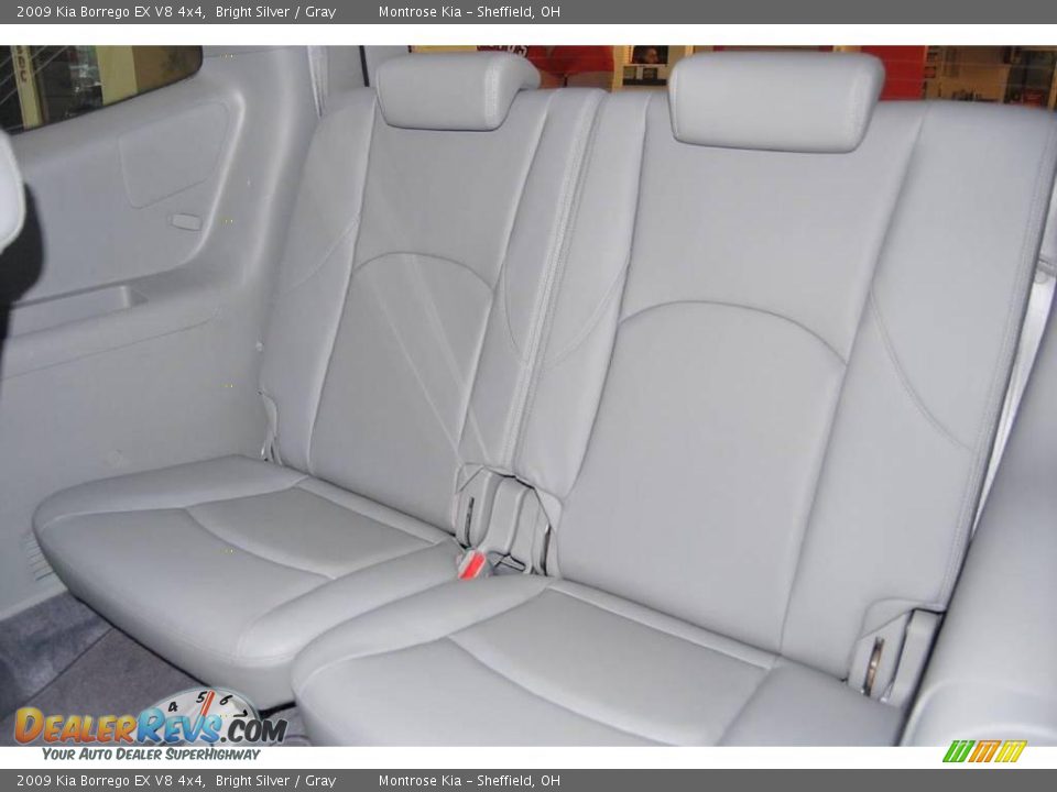 2009 Kia Borrego EX V8 4x4 Bright Silver / Gray Photo #16
