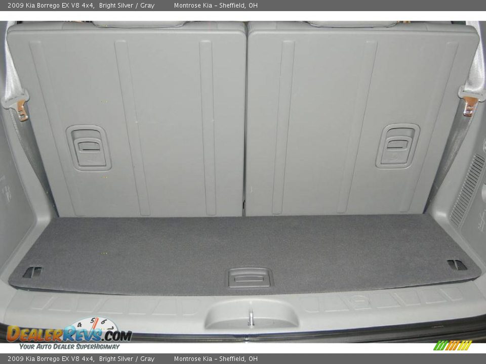 2009 Kia Borrego EX V8 4x4 Bright Silver / Gray Photo #18