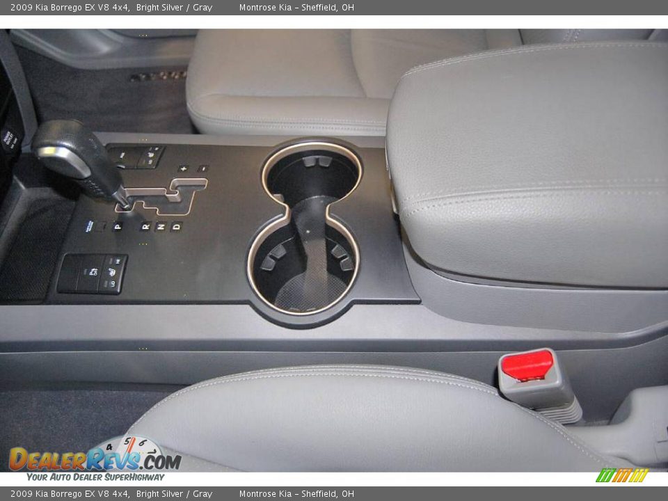 2009 Kia Borrego EX V8 4x4 Bright Silver / Gray Photo #25